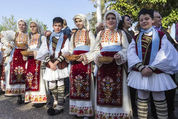 Folk dansare från Crete klubben på paraden i Thessaloniki, — Stockfoto