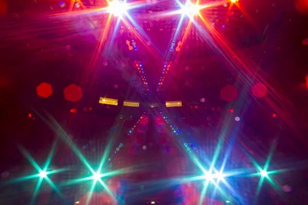 Vista do palco de concerto vazio iluminado para o auditório escuro — Fotografia de Stock