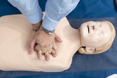 CPR eğitim bebek üzerinde gösterilen adam eğitmen