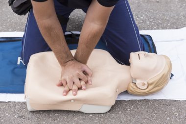 CPR eğitim bebek üzerinde gösterilen adam eğitmen