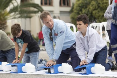 CPR eğitim bebek üzerinde gösterilen eğitmen. Ücretsiz ilk yardım
