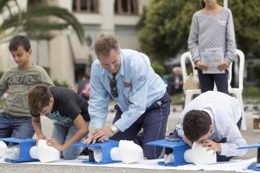 CPR eğitim bebek üzerinde gösterilen eğitmen. Ücretsiz ilk yardım