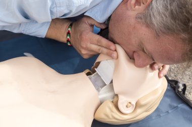 CPR eğitim bebek üzerinde gösterilen eğitmen. Ücretsiz ilk yardım