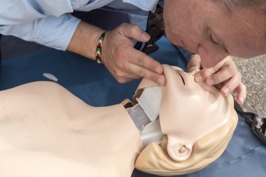 CPR eğitim bebek üzerinde gösterilen eğitmen. Ücretsiz ilk yardım