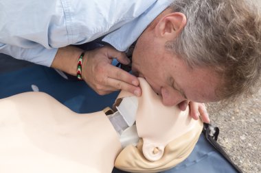 CPR eğitim bebek üzerinde gösterilen eğitmen. Ücretsiz ilk yardım