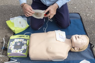 CPR eğitim bebek üzerinde gösterilen eğitmen. Ücretsiz ilk yardım