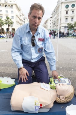 CPR eğitim bebek üzerinde gösterilen eğitmen. Ücretsiz ilk yardım