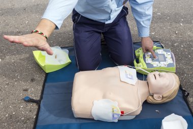 CPR eğitim bebek üzerinde gösterilen eğitmen. Ücretsiz ilk yardım