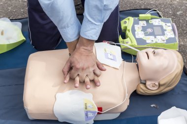 CPR eğitim bebek üzerinde gösterilen eğitmen. Ücretsiz ilk yardım