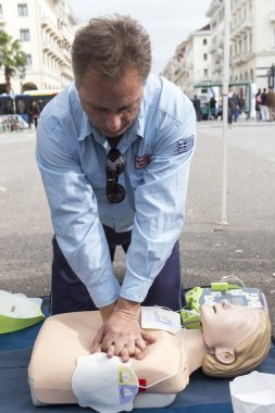 CPR eğitim bebek üzerinde gösterilen eğitmen. Ücretsiz ilk yardım