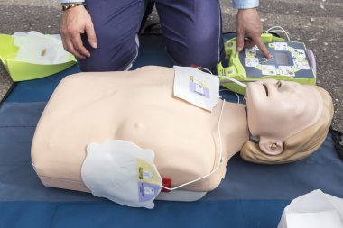 CPR eğitim bebek üzerinde gösterilen eğitmen. Ücretsiz ilk yardım