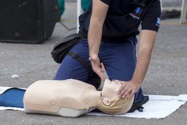 CPR eğitim bebek üzerinde gösterilen eğitmen. Ücretsiz ilk yardım