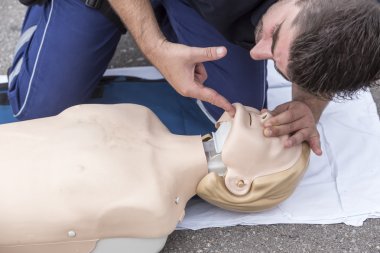 CPR eğitim bebek üzerinde gösterilen eğitmen. Ücretsiz ilk yardım