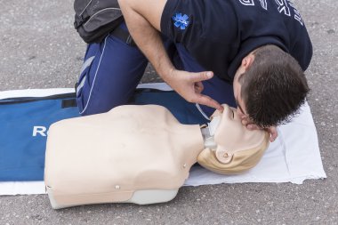 CPR eğitim bebek üzerinde gösterilen eğitmen. Ücretsiz ilk yardım