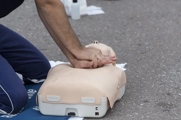 Homem instrutor mostrando CPR em boneca de treinamento — Fotografia de Stock