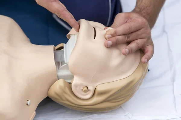 CPR eğitim bebek üzerinde gösterilen adam eğitmen — Stok fotoğraf