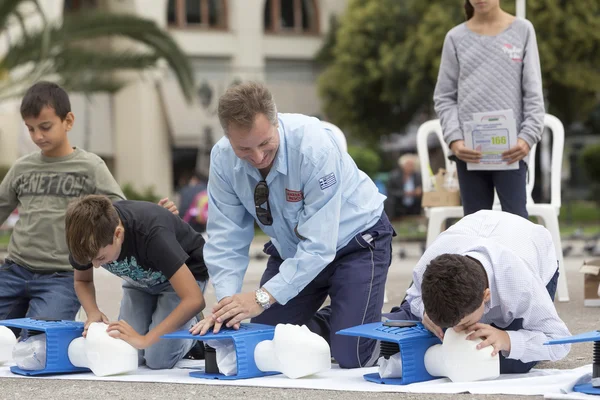 CPR eğitim bebek üzerinde gösterilen eğitmen. Ücretsiz ilk yardım — Stok fotoğraf