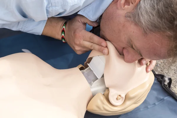 O instrutor mostrando RCP em boneca de treinamento. Primeiros socorros — Fotografia de Stock