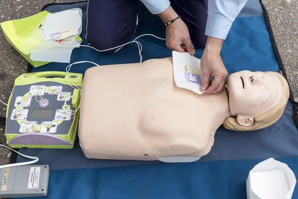 Інструктор, який показує CPR на тренувальній ляльці. Безкоштовна перша допомога — стокове фото