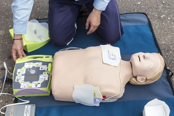 Instruktor, ukazující Cpr na výcvik panenku. Zdarma první pomoc — Stock fotografie