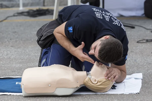 Instruktur menunjukkan CPR pada boneka pelatihan. Bantuan Pertama Gratis — Stok Foto