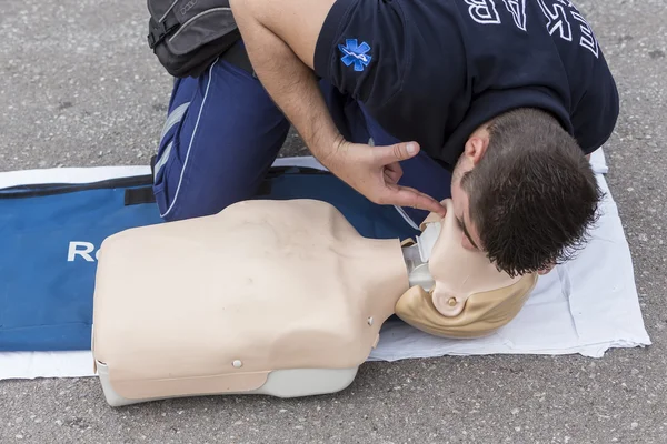 El instructor mostrando RCP en la muñeca de entrenamiento. Primeros auxilios gratuitos —  Fotos de Stock