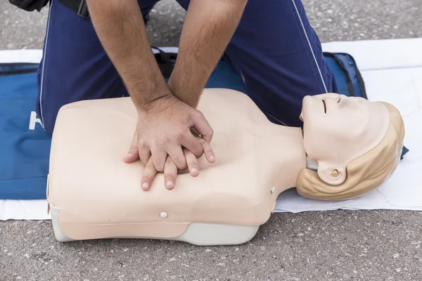 El instructor mostrando RCP en la muñeca de entrenamiento. Primeros auxilios gratuitos —  Fotos de Stock