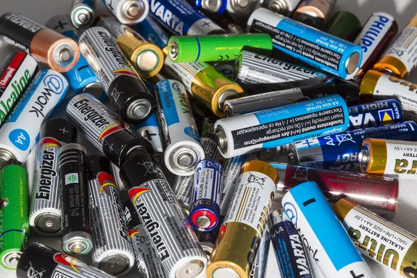 Forskjellige typer brukte batterier som er klare til resirkulering og ligger i en – stockfoto