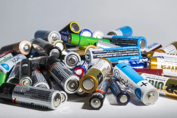 Forskjellige typer brukte batterier som er klare til resirkulering og ligger i en – stockfoto