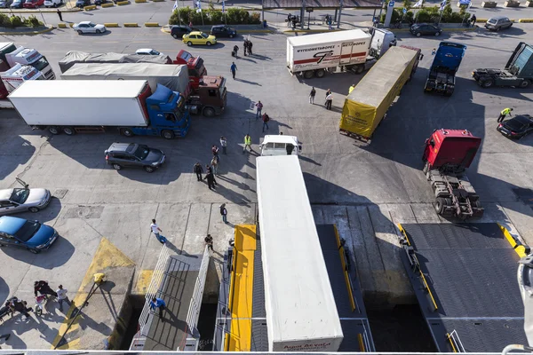 Trucks and cars getting off from ferry coming to Piraeus, Greece — Stock Photo, Image