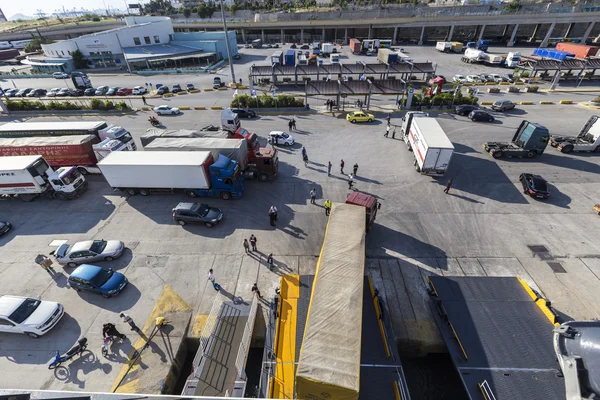 Trucks and cars getting off from ferry coming to Piraeus, Greece — Stock Photo, Image