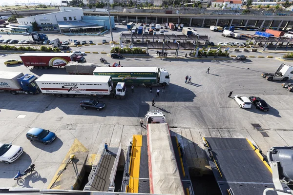 Caminhões e carros saindo de ferry vindo para Pireu, Grécia — Fotografia de Stock