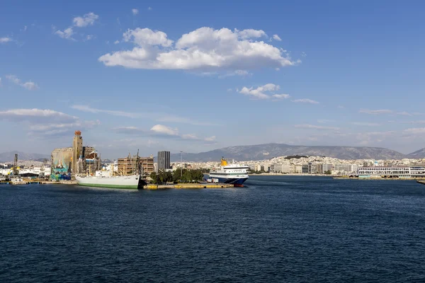 Barcos de ferry, navios de cruzeiro atracando no porto de Pireu, Grécia — Fotografia de Stock