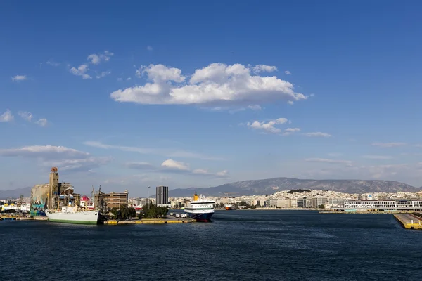 Veerboten, cruiseschepen docking op de haven van Piraeus, Griekenland — Stockfoto