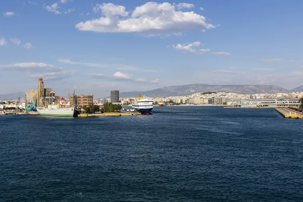 Trajekty, výletní lodě docking v přístavu Piraeus, Řecko — Stock fotografie