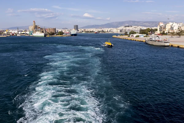 Barcos de ferry, navios de cruzeiro atracando no porto de Pireu, Grécia — Fotografia de Stock