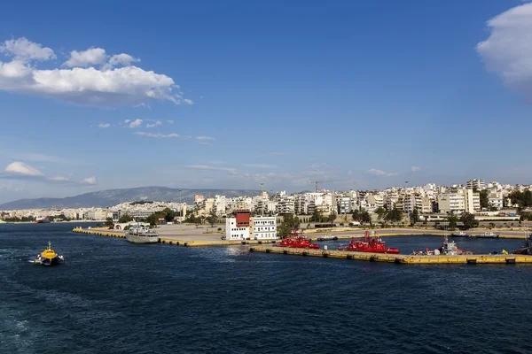 Trajekty, výletní lodě docking v přístavu Piraeus, Řecko — Stock fotografie