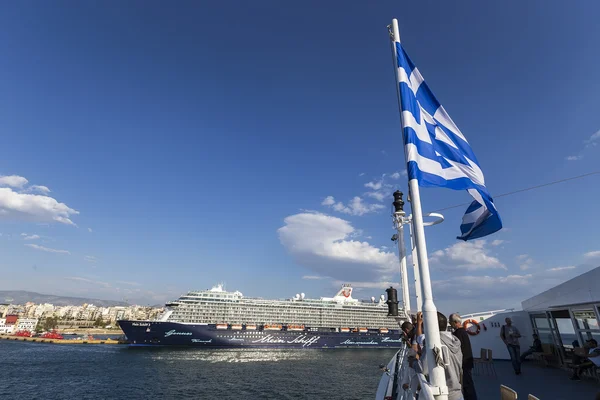 Trajekty, výletní lodě docking v přístavu Piraeus, Řecko — Stock fotografie