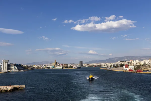 Ferry hajók, tengerjáró hajók dokkoló, Pireusz, Görögország — Stock Fotó