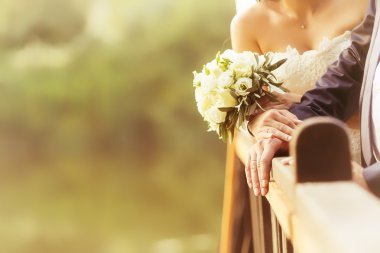 Gelin ve damadın elleri ile nikah yüzükleri (yumuşak odak), filtre