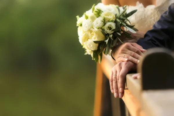 Gelin ve damadın elleri ile nikah yüzükleri (yumuşak odak), filtre — Stok fotoğraf