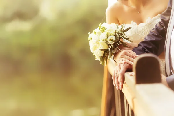 Bride and groom's hands with wedding rings (soft focus), filter — Stock Photo, Image