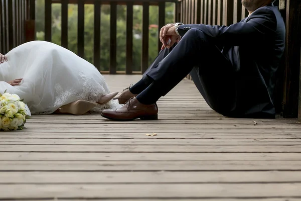 Pés de noiva e noivo, sapatos de casamento (foco suave). Proce cruzado — Fotografia de Stock