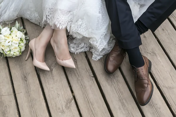 Pés de noiva e noivo, sapatos de casamento (foco suave). Proce cruzado — Fotografia de Stock