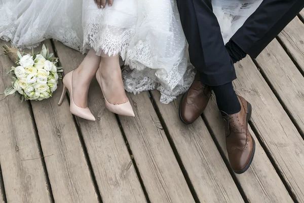 Pés de noiva e noivo, sapatos de casamento (foco suave). Proce cruzado — Fotografia de Stock