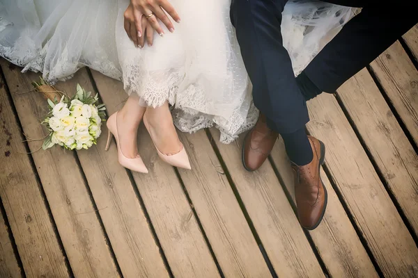 Füße von Braut und Bräutigam, Hochzeitsschuhe (weicher Fokus). Kreuzprozeß — Stockfoto