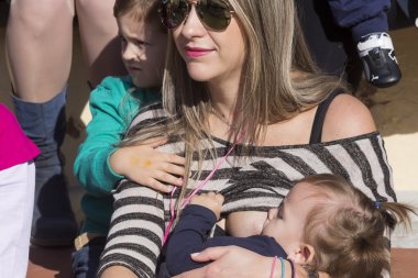 Anneler katıldı 6 ülke çapında emzirme pub yüzlerce