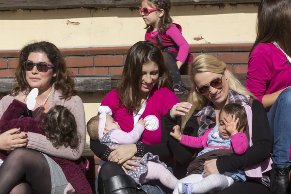 Hundreds of mothers attended 6th Nationwide breastfeeding in pub — Stock Photo, Image