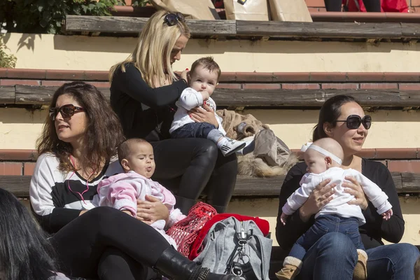 Hundreds of mothers attended 6th Nationwide breastfeeding in pub — Stock Photo, Image