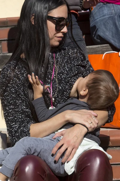 Hundratals mammor deltog 6 rikstäckande amning på pub — Stockfoto